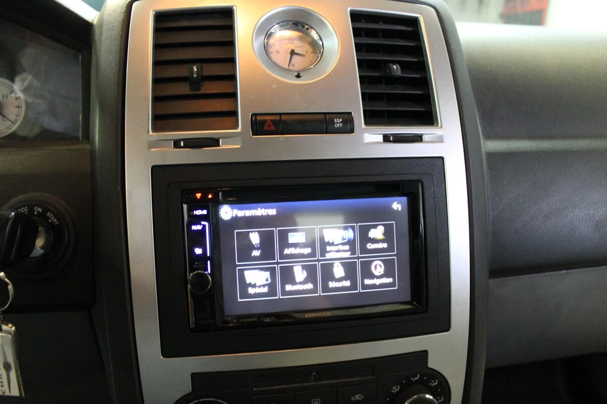 Chrysler 300C : autoradio GPS Kenwood avec Android Auto et son Boston conservé