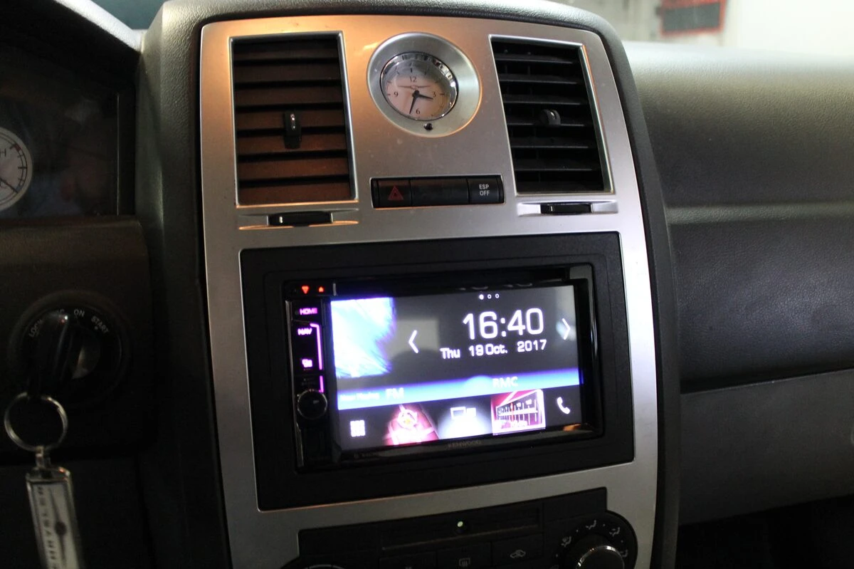 Chrysler 300C : autoradio GPS Kenwood avec Android Auto et son Boston conservé