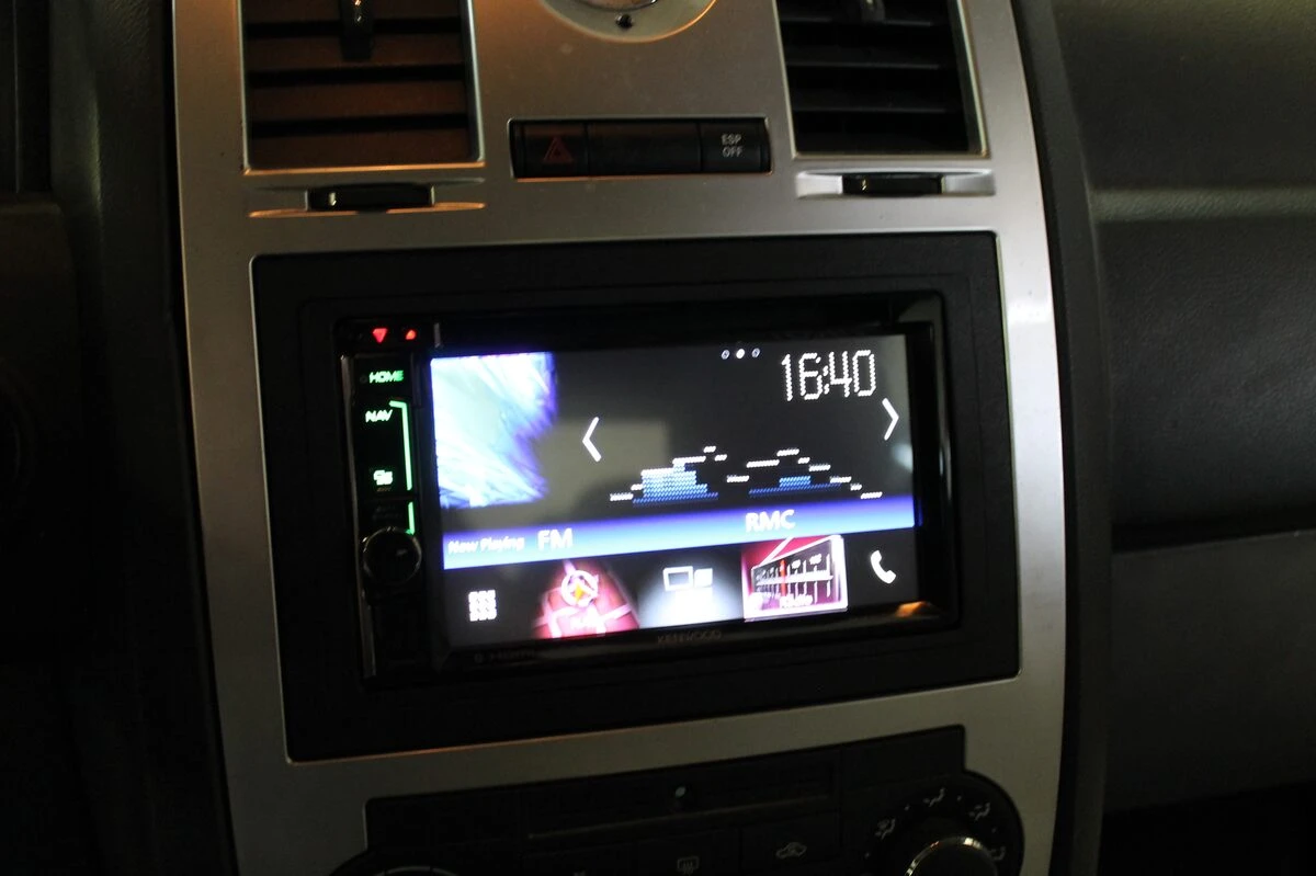 Chrysler 300C : autoradio GPS Kenwood avec Android Auto et son Boston conservé