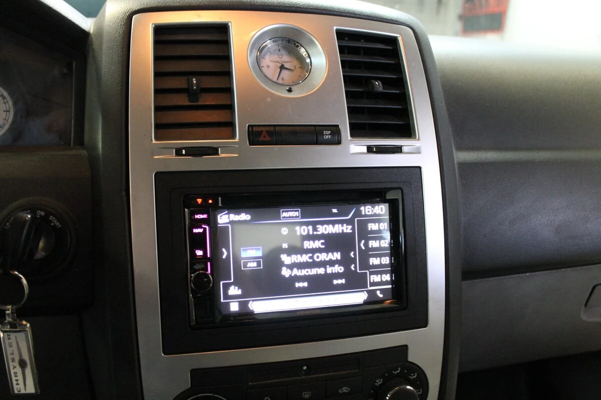 Chrysler 300C : autoradio GPS Kenwood avec Android Auto et son Boston conservé