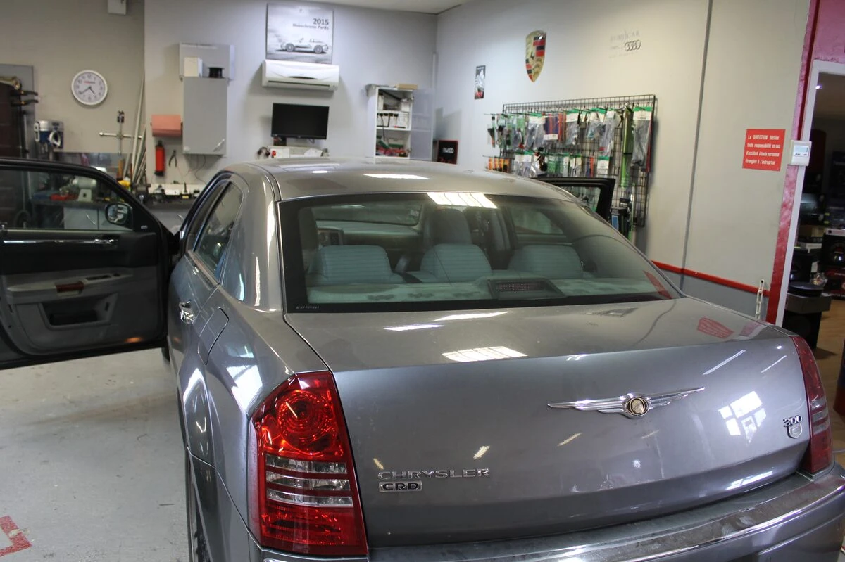 Chrysler 300C : autoradio GPS Kenwood avec Android Auto et son Boston conservé