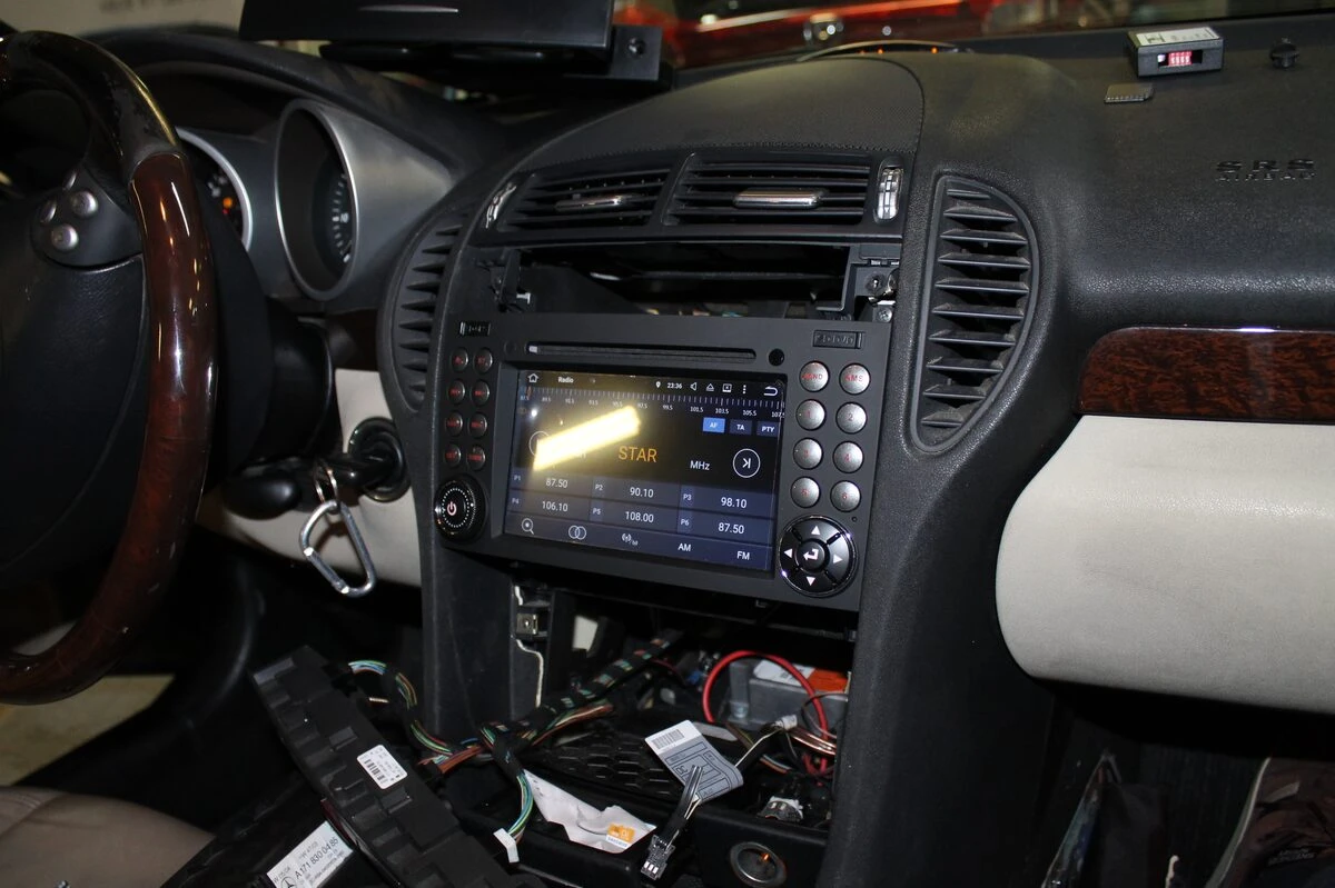Mercedes : autoradio GPS avec reprise de l'ampli Becker en fibre optique