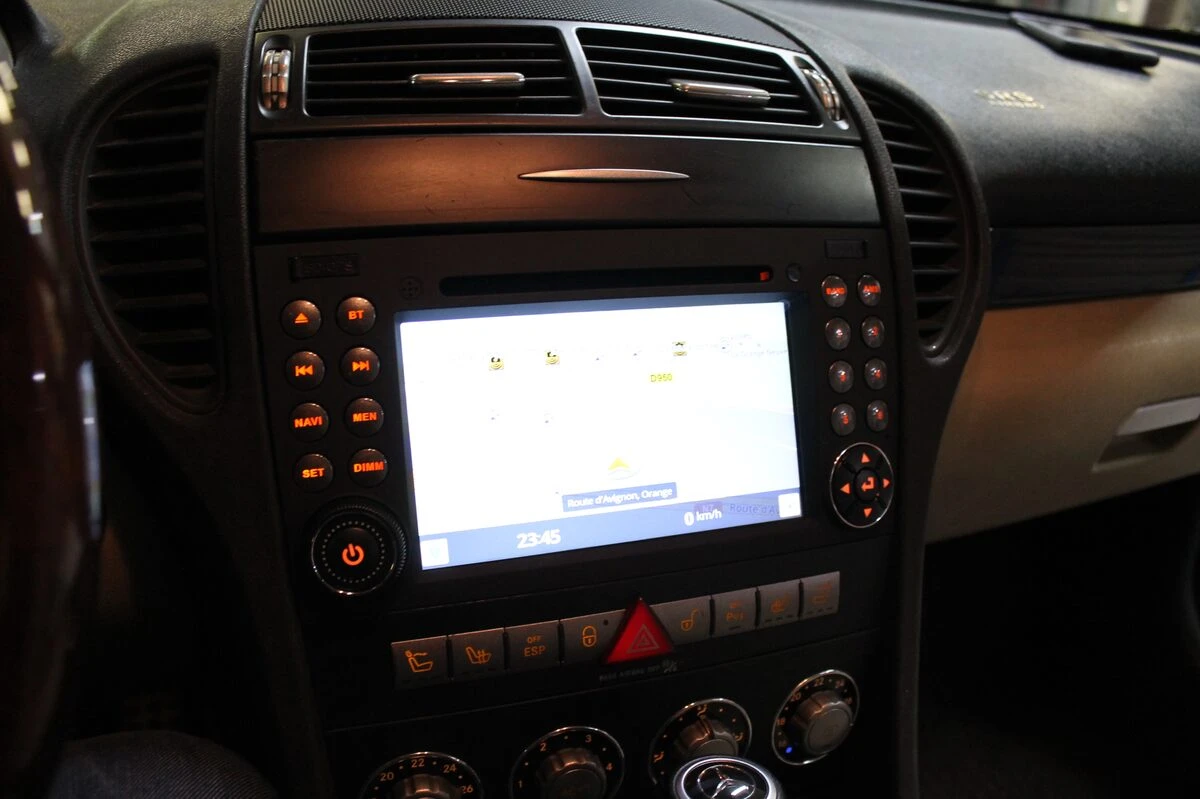 Mercedes : autoradio GPS avec reprise de l'ampli Becker en fibre optique