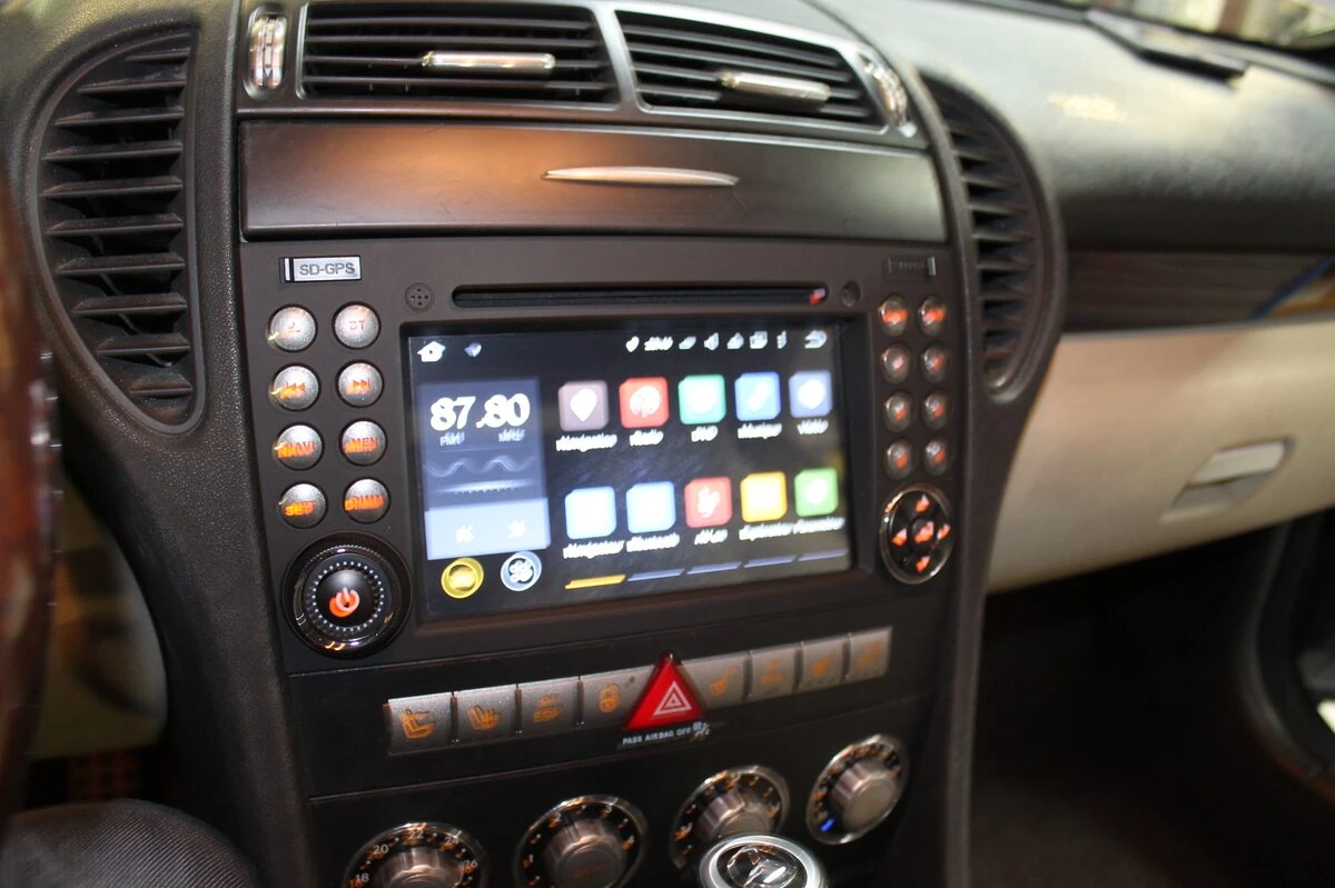 Mercedes : autoradio GPS avec reprise de l'ampli Becker en fibre optique