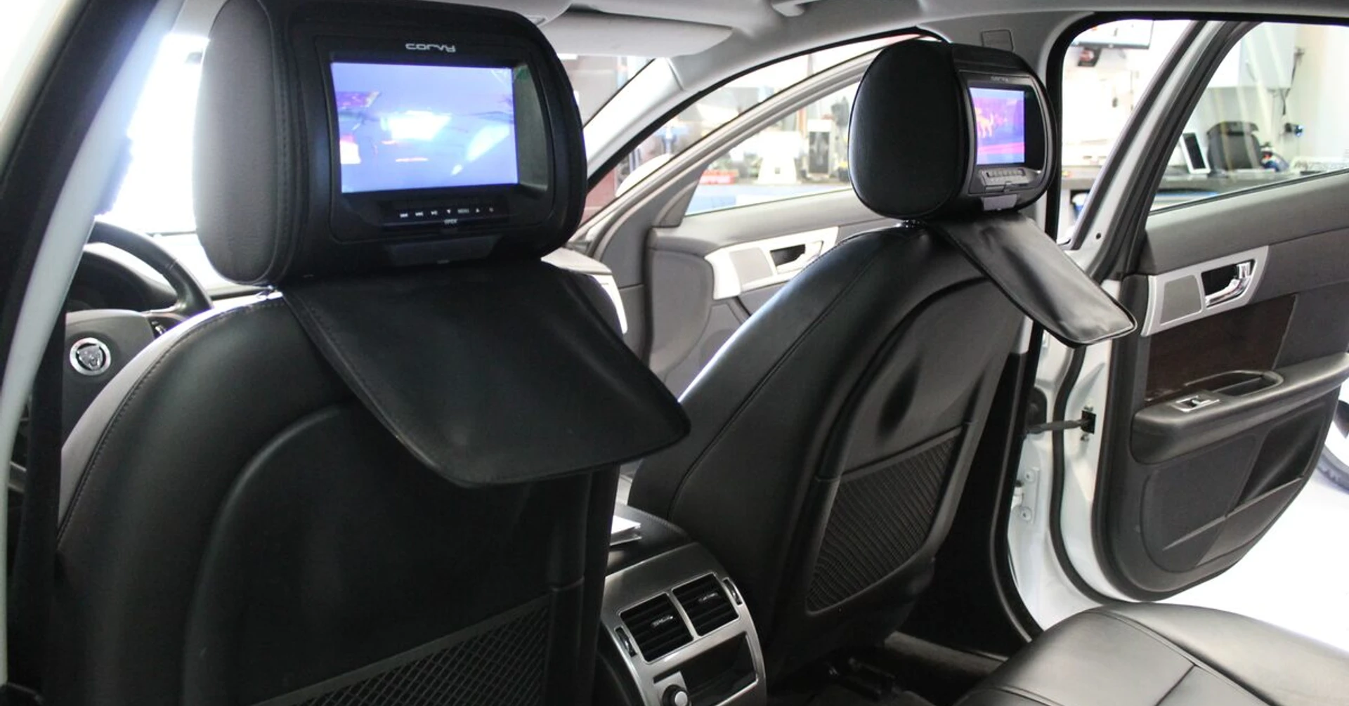 Jaguar XF : écrans DVD dans les appuie-têtes