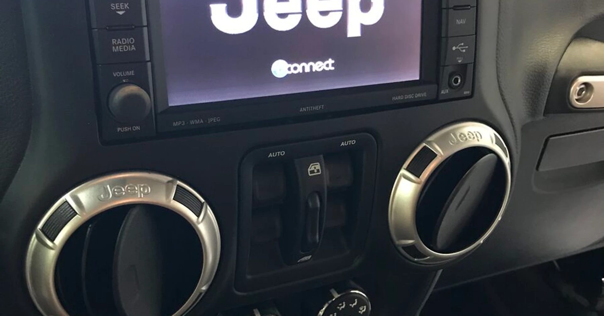 Jeep Wrangler : caméra de recul sur l'écran d'origine