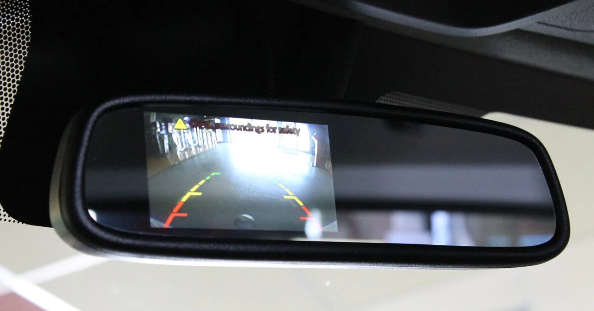 Dépanneuse Opel : caméra de recul sur rétroviseur
