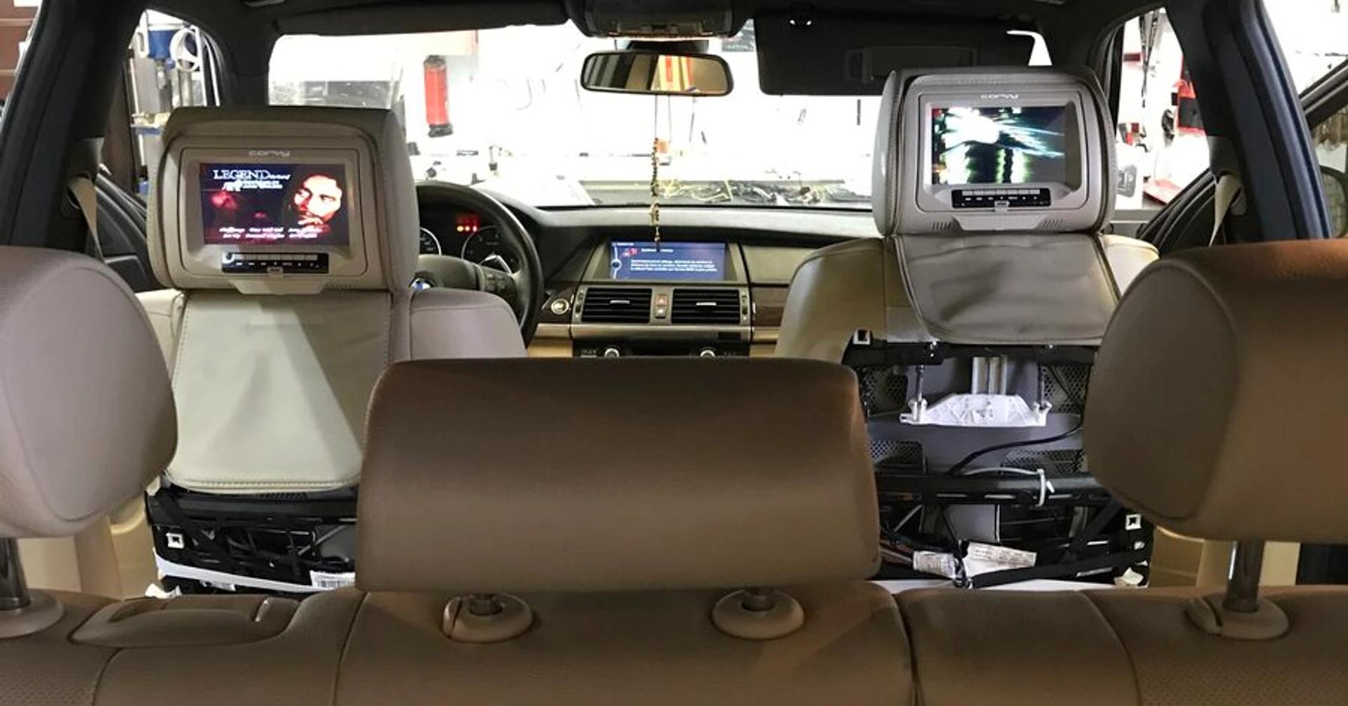 BMW X5 : écrans d'appuie-tête DVD et casques sans fil
