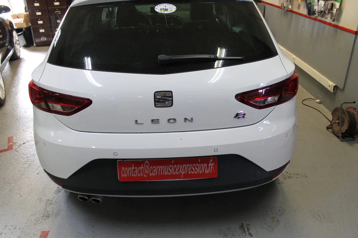 Seat Leon 3 : caméra de recul créée sur le système d'origine