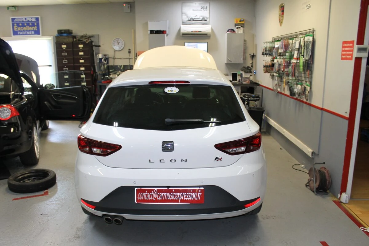 Seat Leon 3 : caméra de recul créée sur le système d'origine