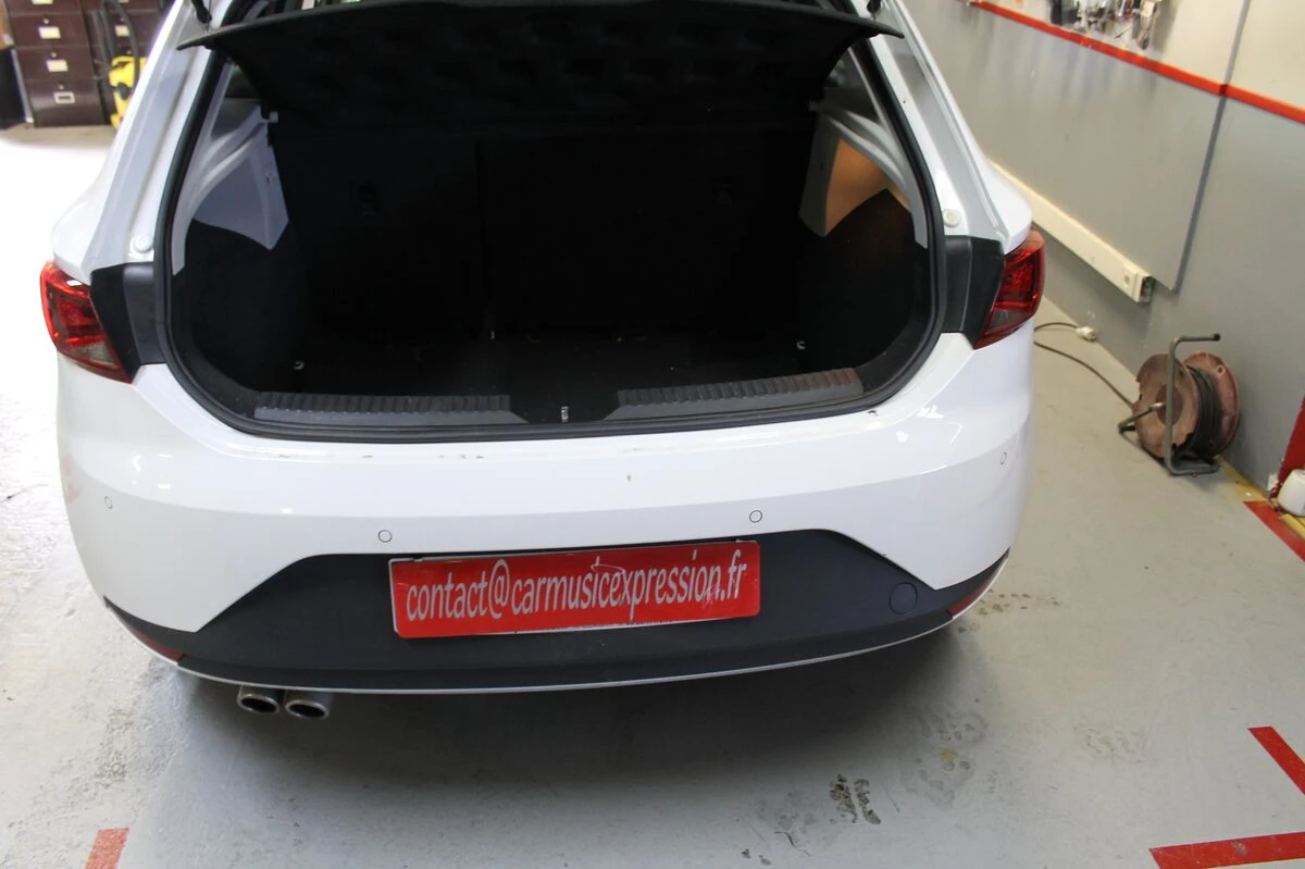 Seat Leon 3 : caméra de recul créée sur le système d'origine