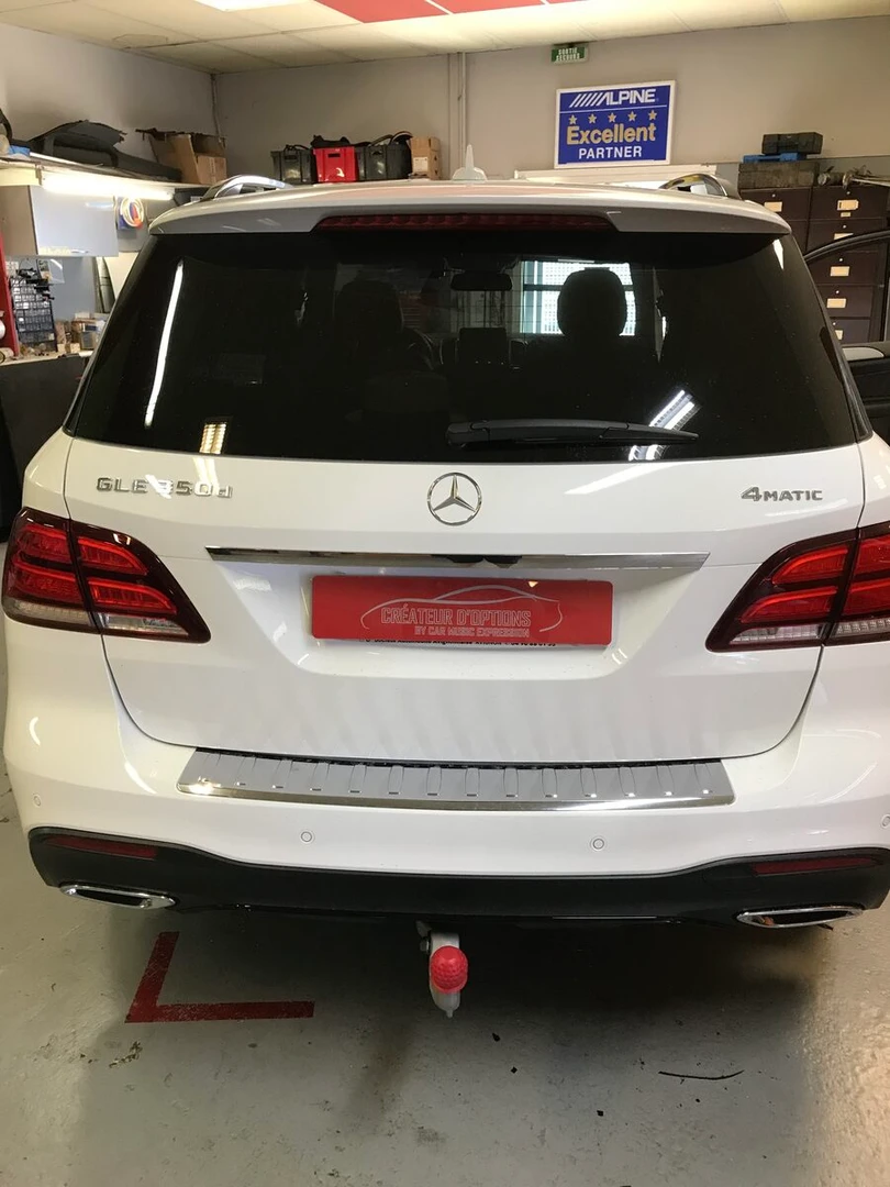 Mercedes GLE 2017 : caméra de recul sur l'écran d'origine