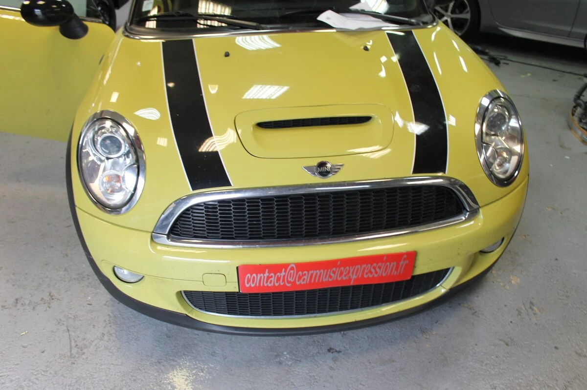 Mini Cooper S : Kenwood DNX5170BTS, caméra de recul et commandes au volant