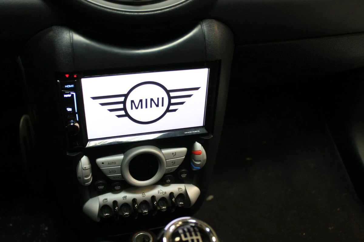 Mini Cooper S : Kenwood DNX5170BTS, caméra de recul et commandes au volant
