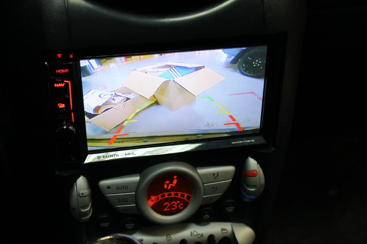 Mini Cooper S : Kenwood DNX5170BTS, caméra de recul et commandes au volant