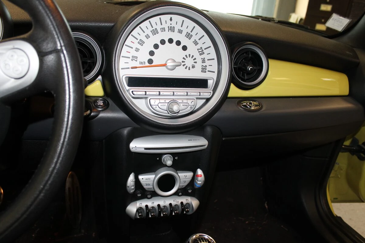 Mini Cooper S : Kenwood DNX5170BTS, caméra de recul et commandes au volant