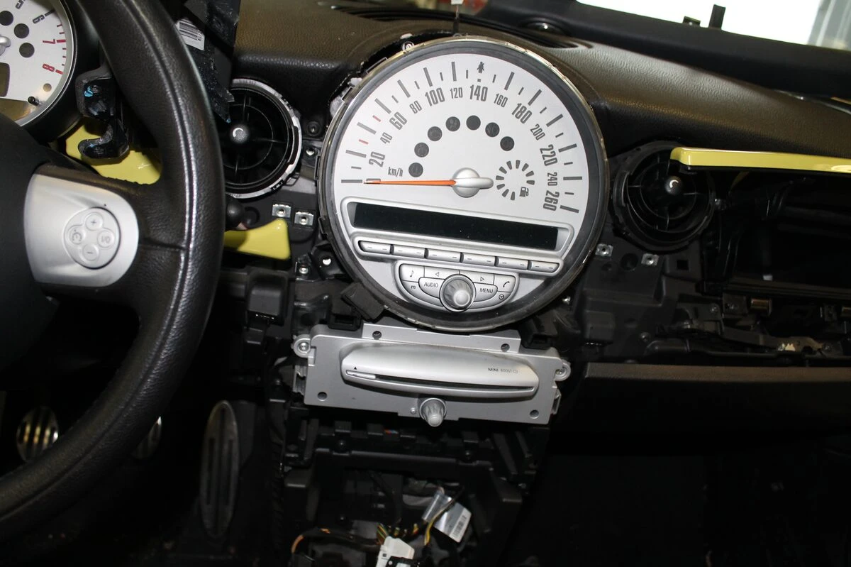 Mini Cooper S : Kenwood DNX5170BTS, caméra de recul et commandes au volant