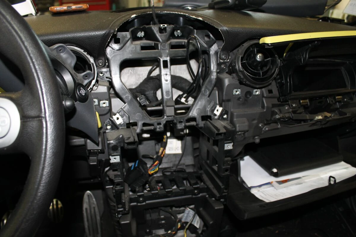 Mini Cooper S : Kenwood DNX5170BTS, caméra de recul et commandes au volant