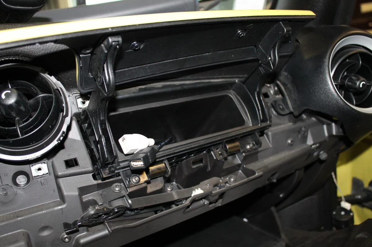 Mini Cooper S : Kenwood DNX5170BTS, caméra de recul et commandes au volant