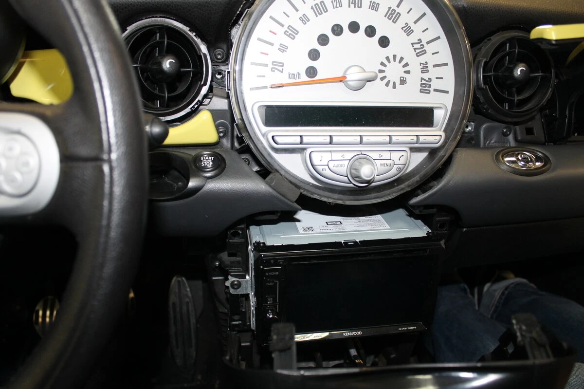 Mini Cooper S : Kenwood DNX5170BTS, caméra de recul et commandes au volant