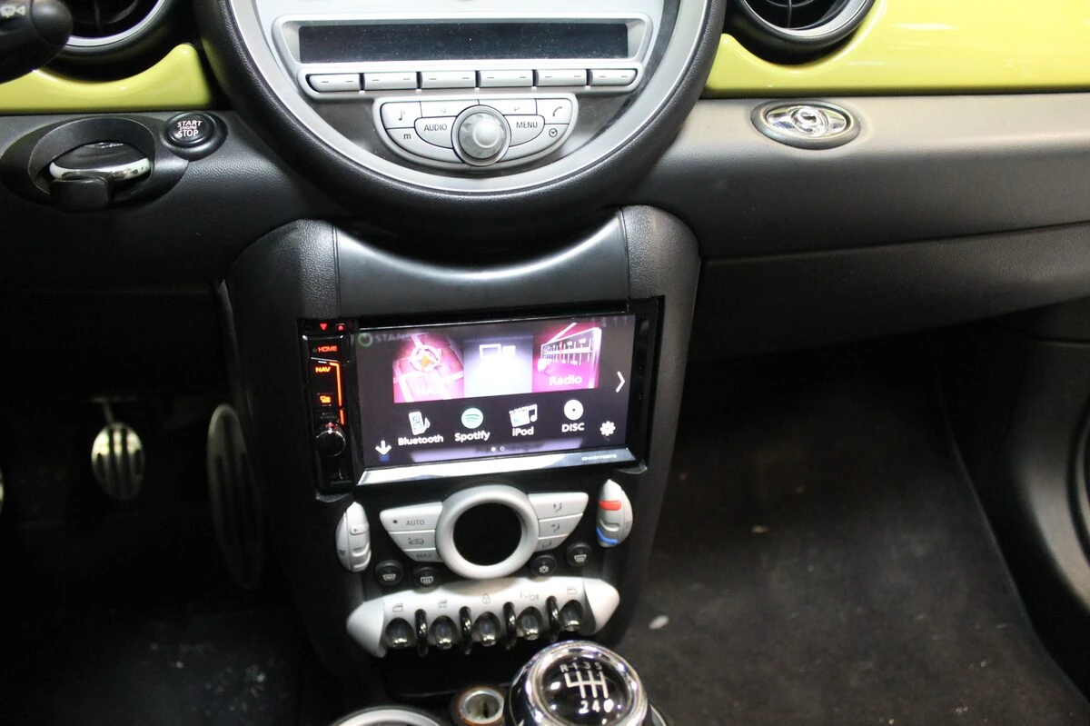 Mini Cooper S : Kenwood DNX5170BTS, caméra de recul et commandes au volant