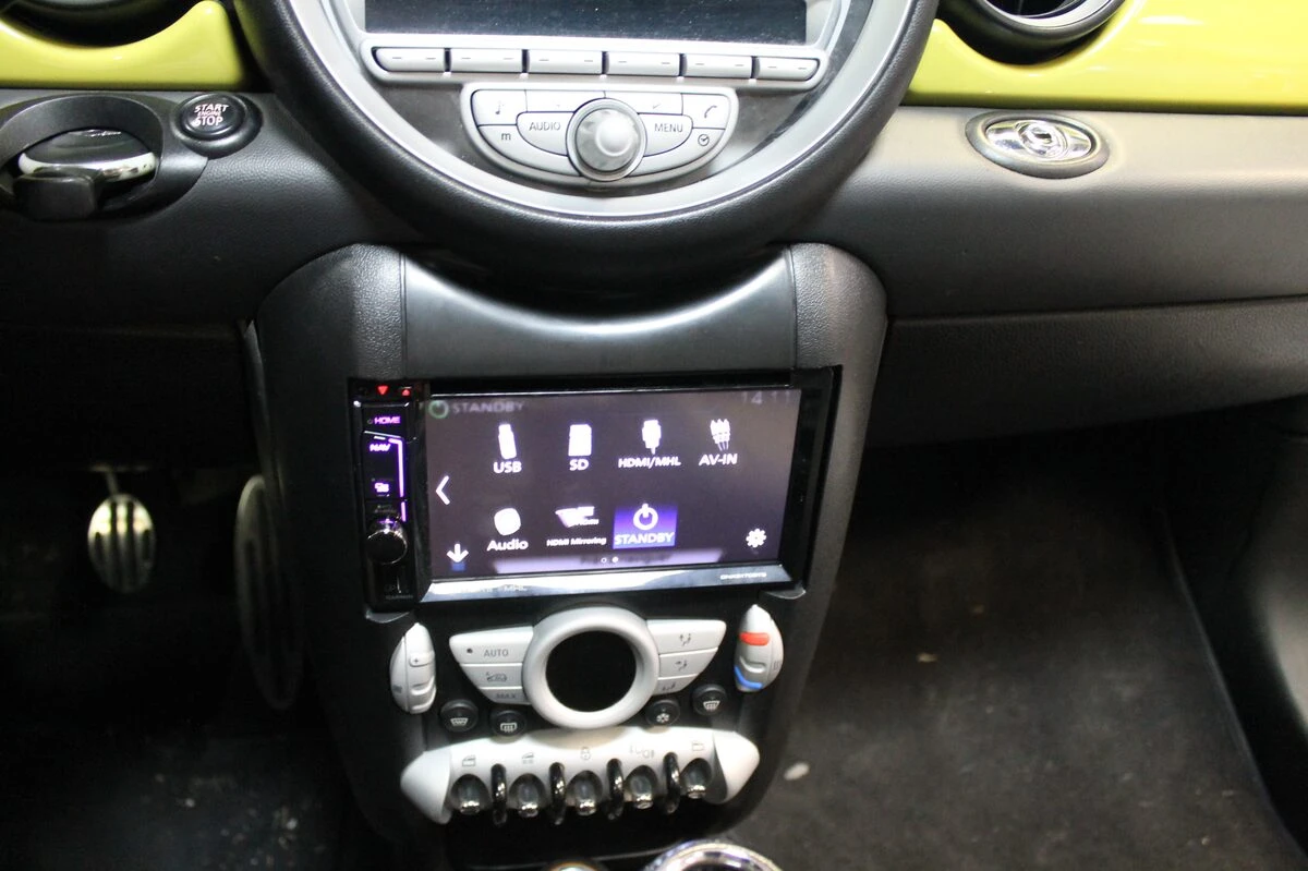 Mini Cooper S : Kenwood DNX5170BTS, caméra de recul et commandes au volant
