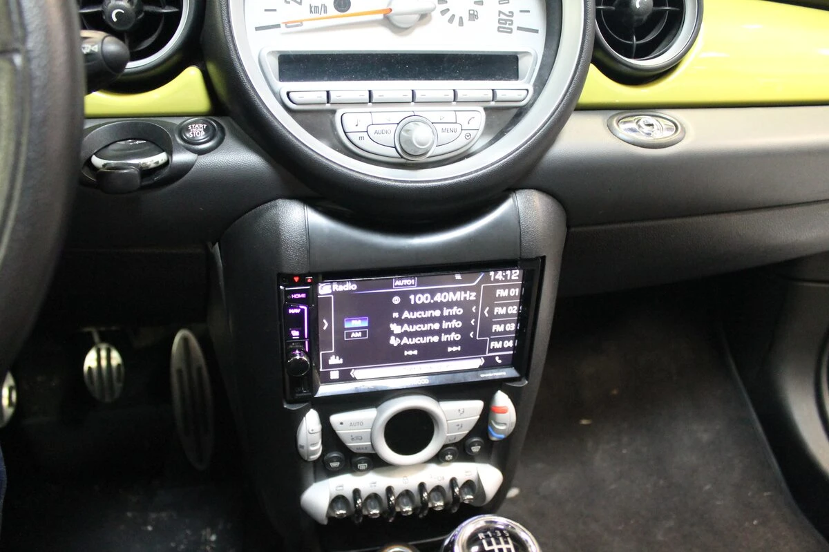 Mini Cooper S : Kenwood DNX5170BTS, caméra de recul et commandes au volant