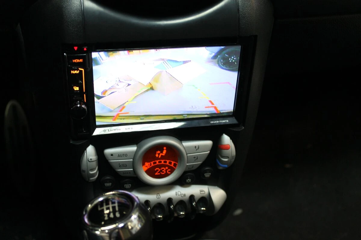 Mini Cooper S : Kenwood DNX5170BTS, caméra de recul et commandes au volant