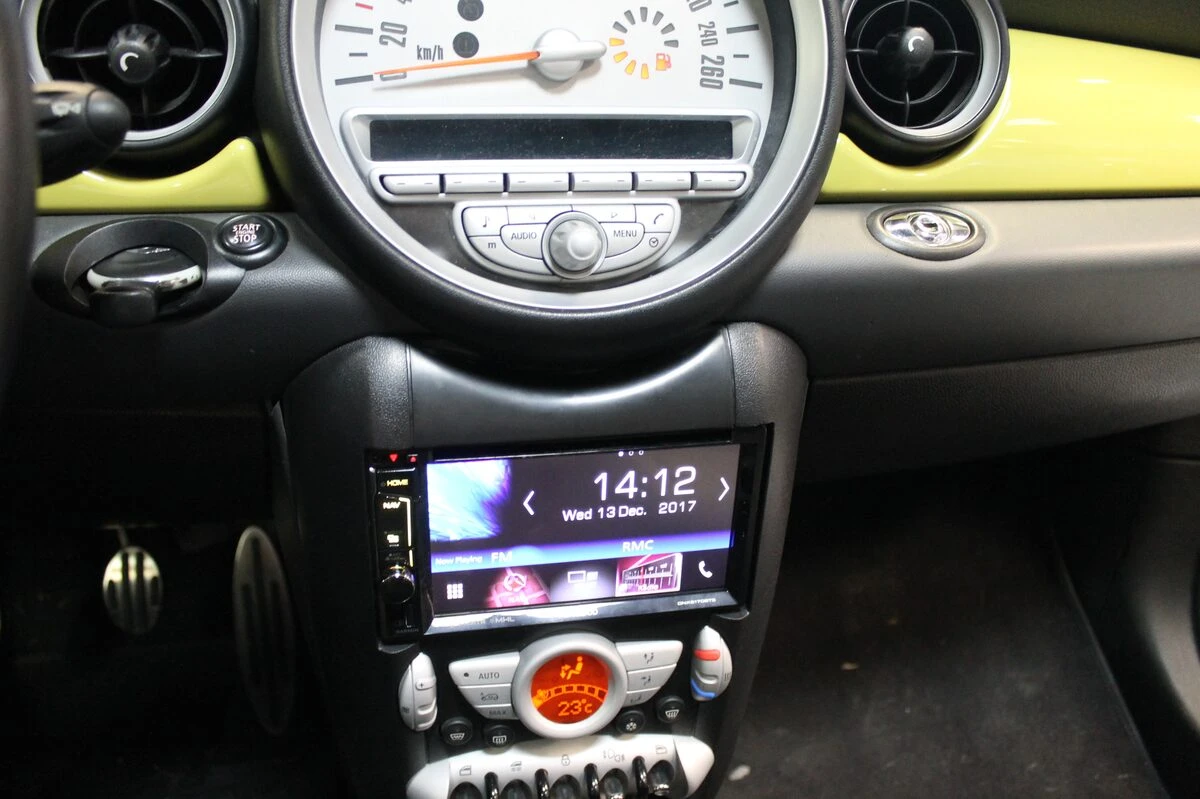 Mini Cooper S : Kenwood DNX5170BTS, caméra de recul et commandes au volant