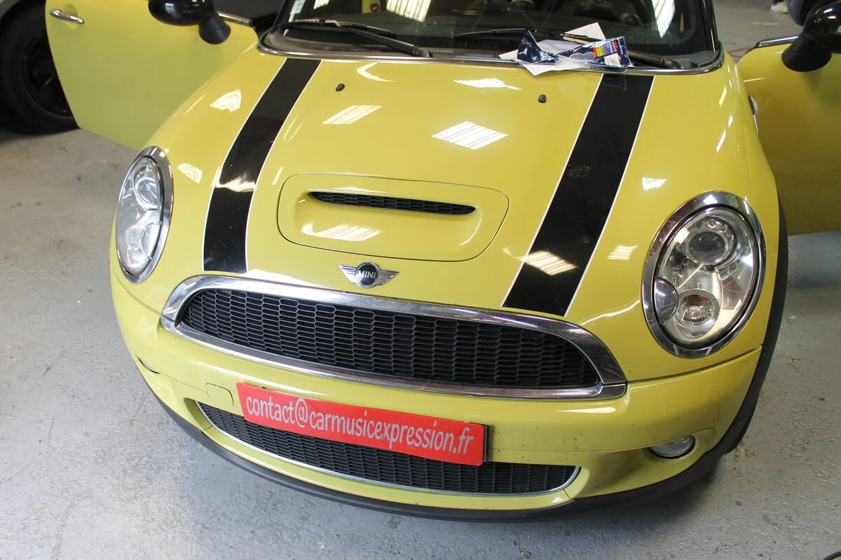 Mini Cooper S : Kenwood DNX5170BTS, caméra de recul et commandes au volant