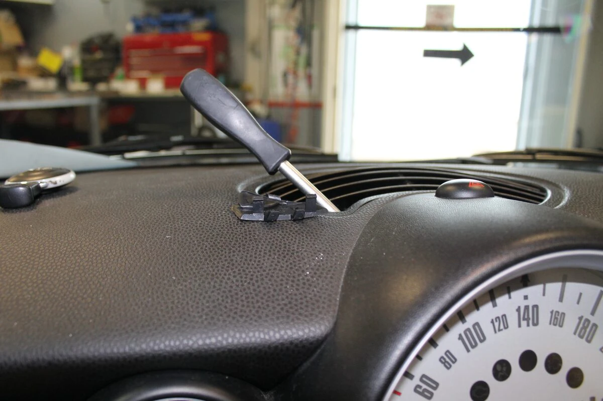 Mini Cooper S : Kenwood DNX5170BTS, caméra de recul et commandes au volant