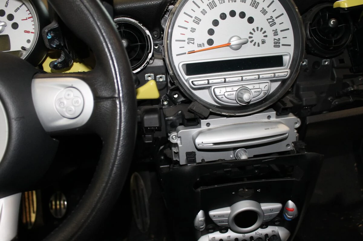 Mini Cooper S : Kenwood DNX5170BTS, caméra de recul et commandes au volant