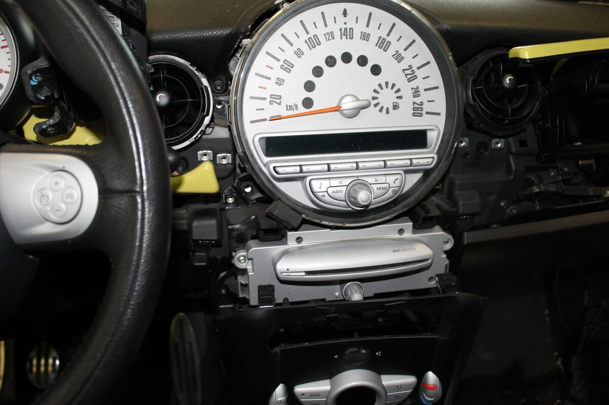 Mini Cooper S : Kenwood DNX5170BTS, caméra de recul et commandes au volant