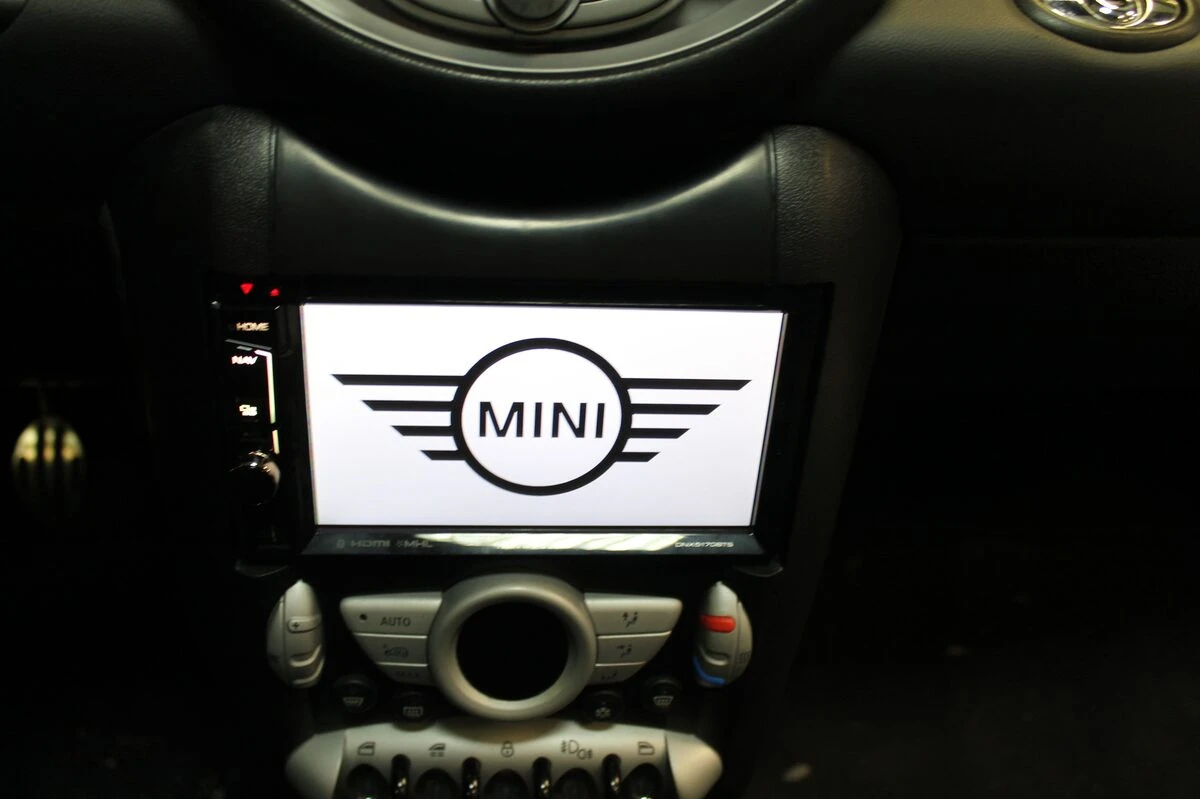 Mini Cooper S : Kenwood DNX5170BTS, caméra de recul et commandes au volant