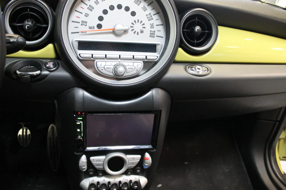 Mini Cooper S : Kenwood DNX5170BTS, caméra de recul et commandes au volant