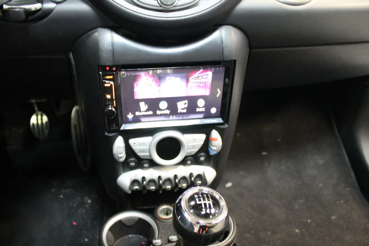Mini Cooper S : Kenwood DNX5170BTS, caméra de recul et commandes au volant