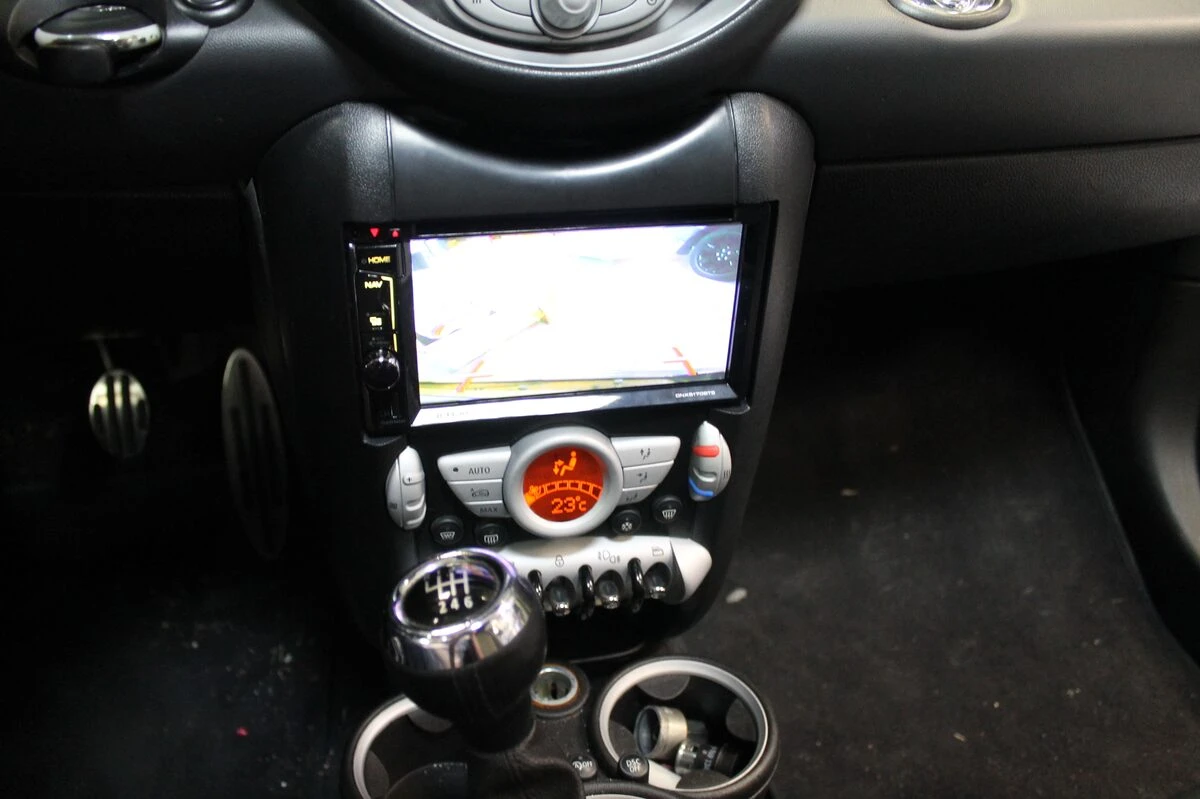 Mini Cooper S : Kenwood DNX5170BTS, caméra de recul et commandes au volant