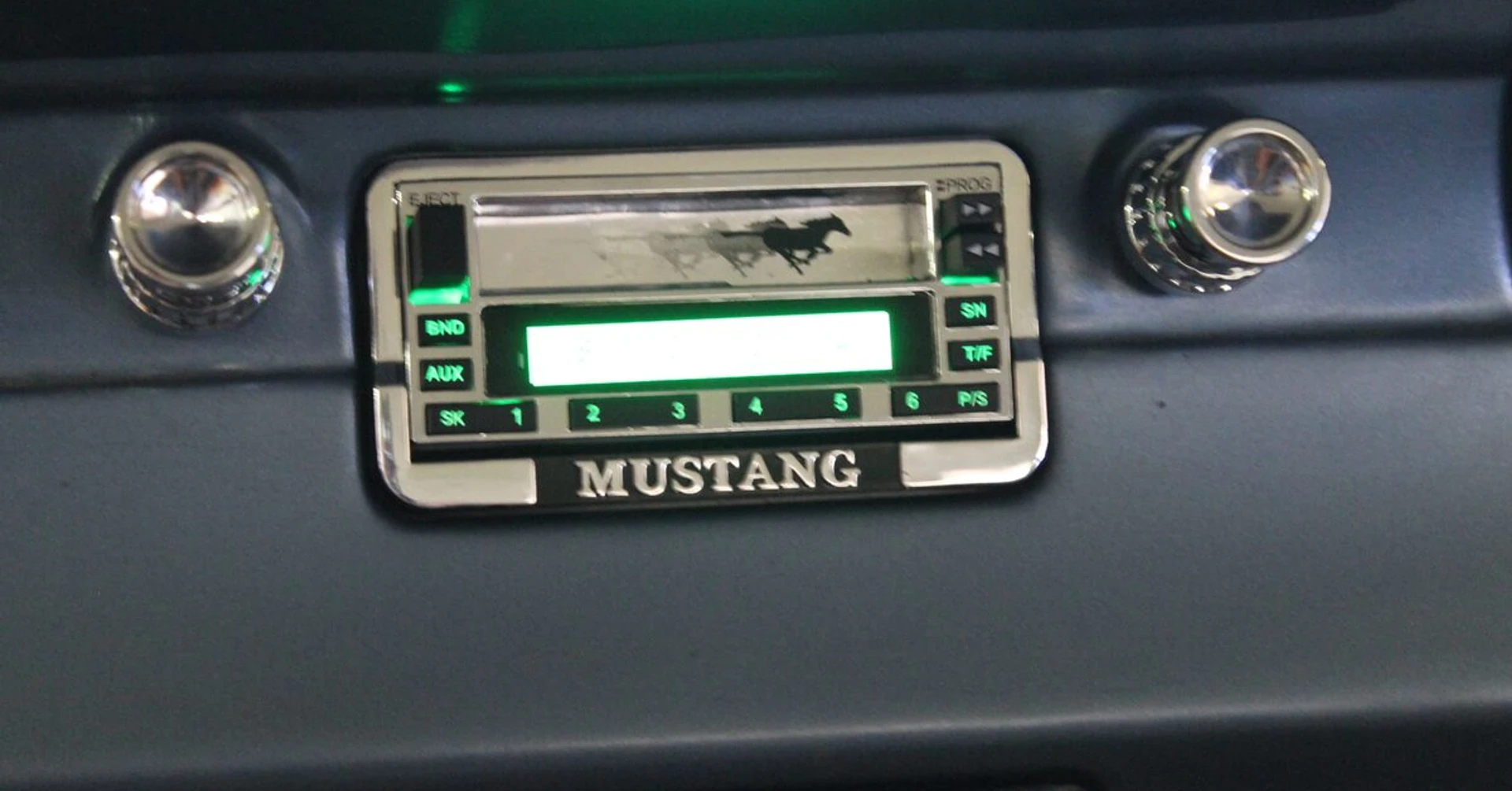 Ford Mustang 1965 : autoradio réplique look d'époque