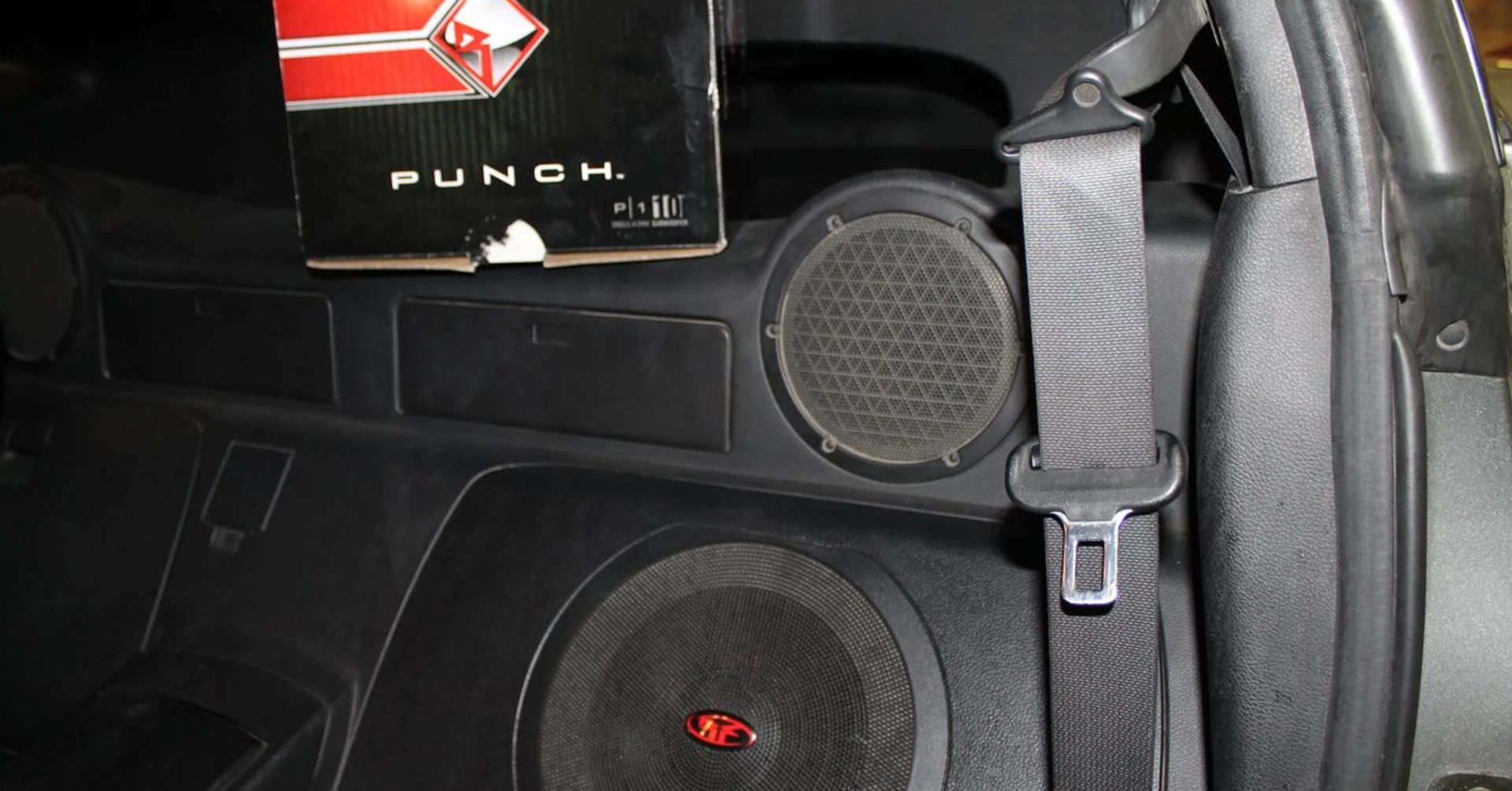 Nissan 350Z : subwoofer Rockford Fosgate P2 de 25 cm