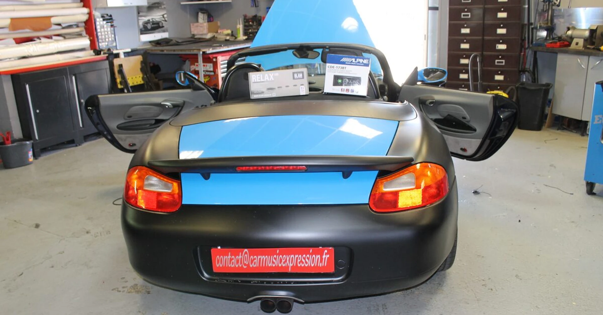 Porsche Boxster : autoradio Alpine et kit BLAM