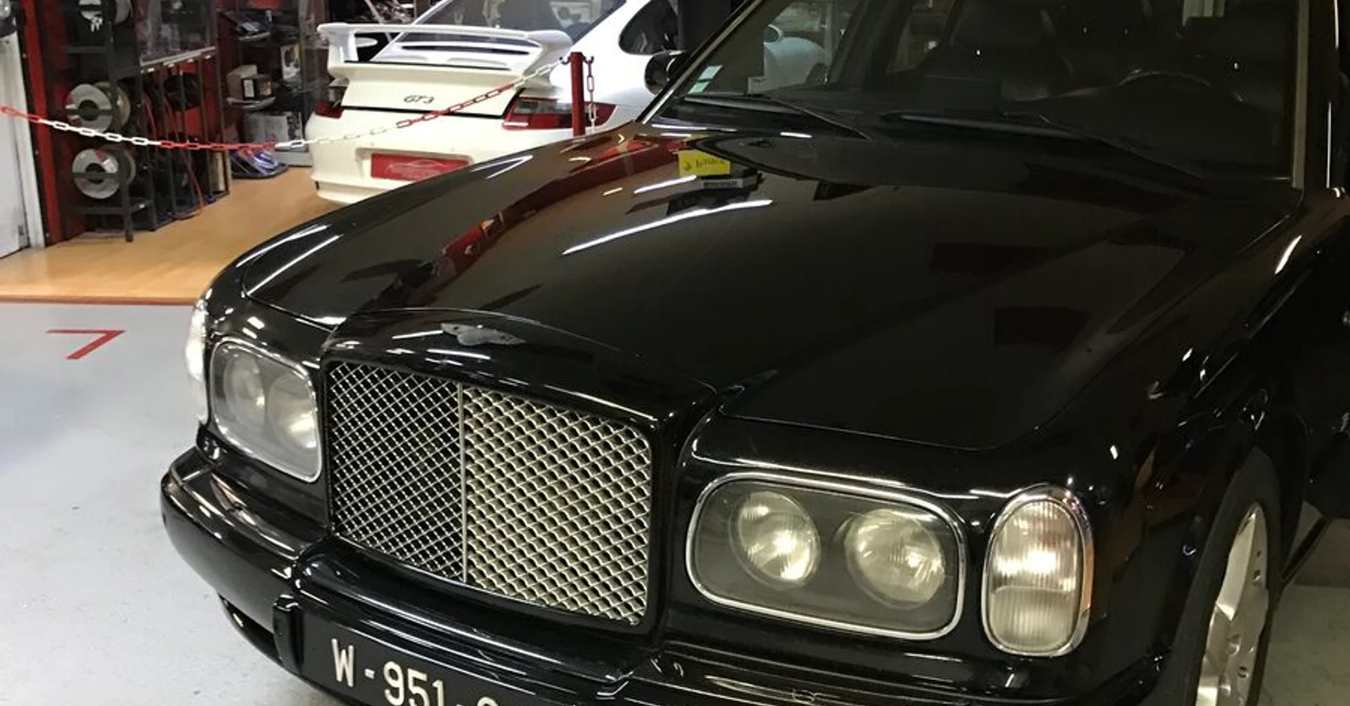 Bentley : remplacement de l'antenne automatique d'aile