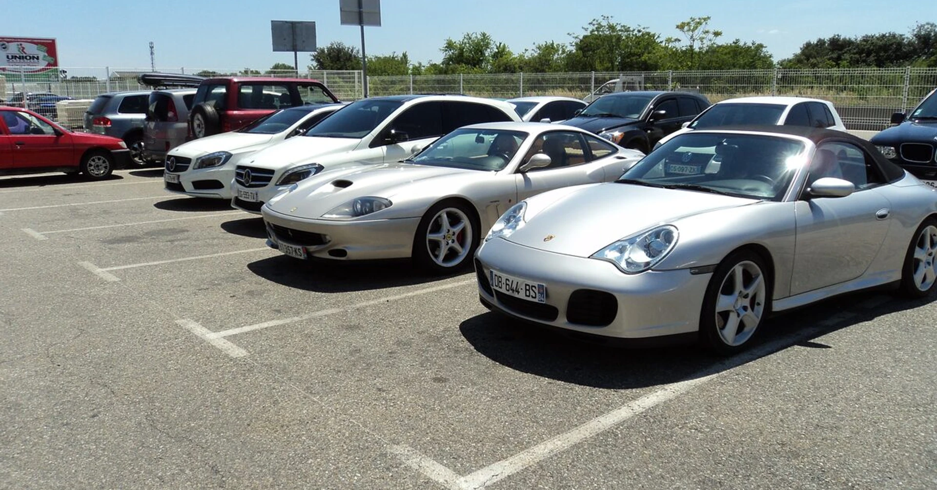 GPS et vitres teintées sur Porsche, Mercedes et Ferrari