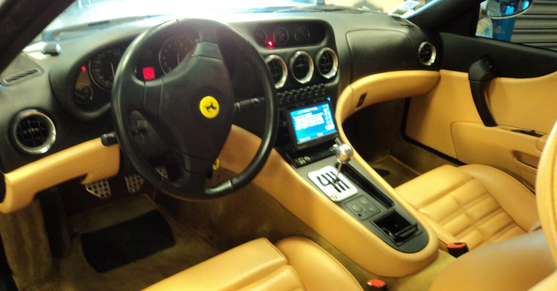 Ferrari Maranello : autoradio GPS Alpine motorisé