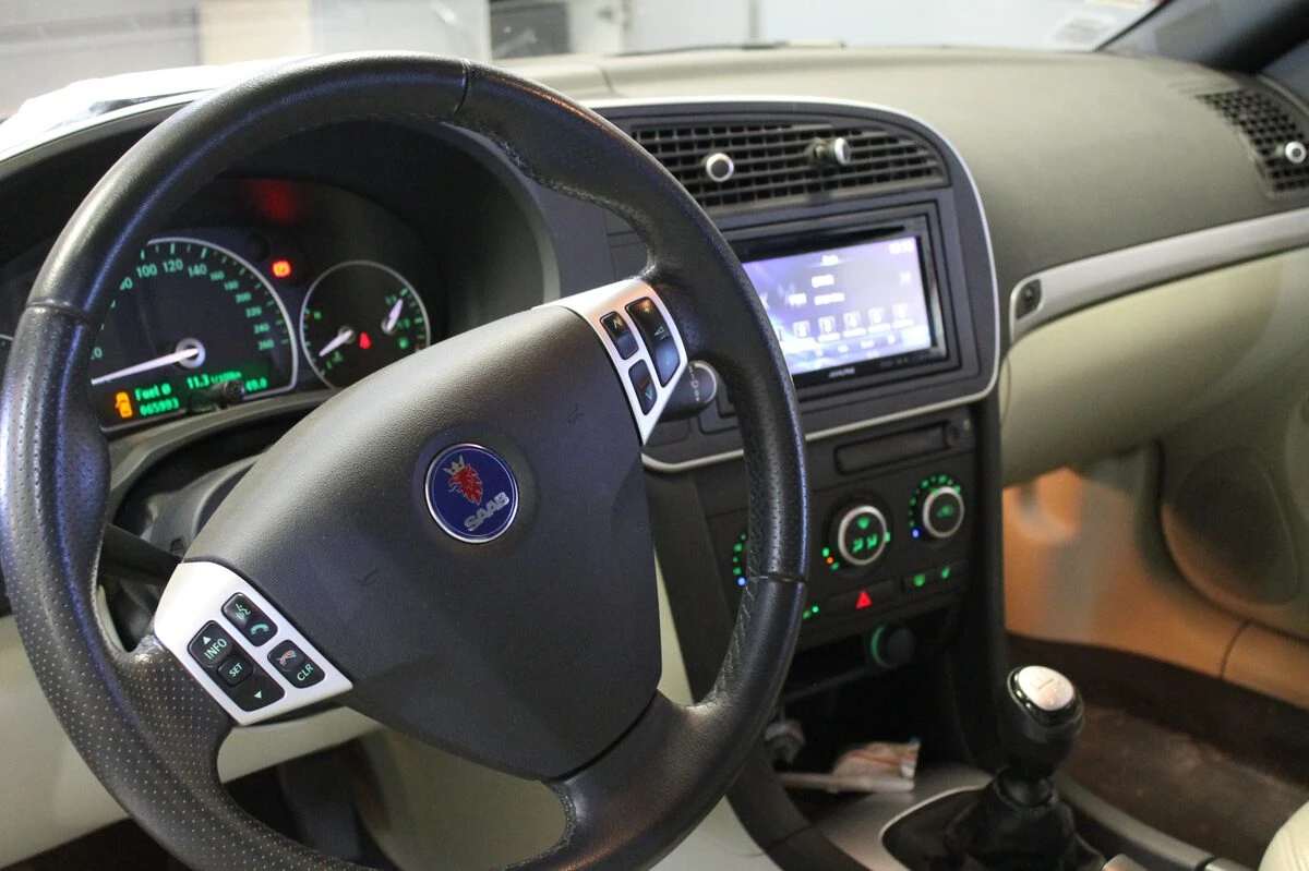 Saab 9-3 cabriolet : autoradio GPS Alpine et ampli d'origine conservé
