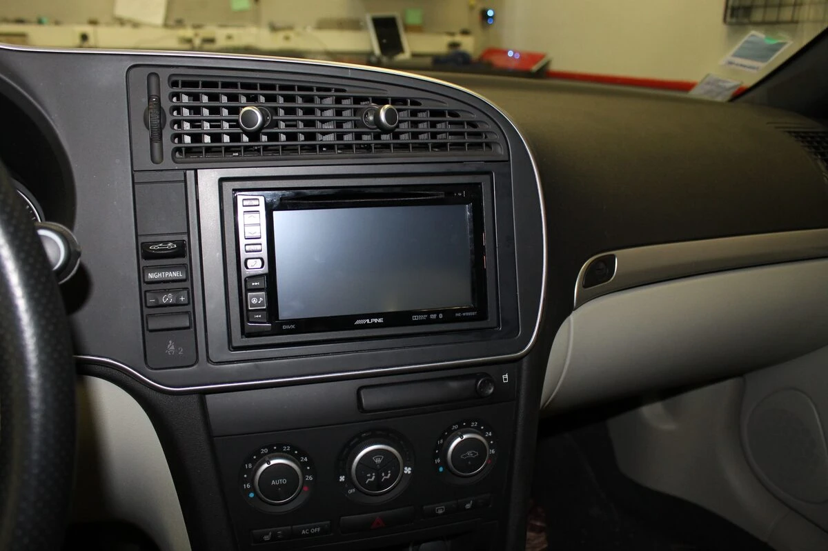 Saab 9-3 cabriolet : autoradio GPS Alpine et ampli d'origine conservé