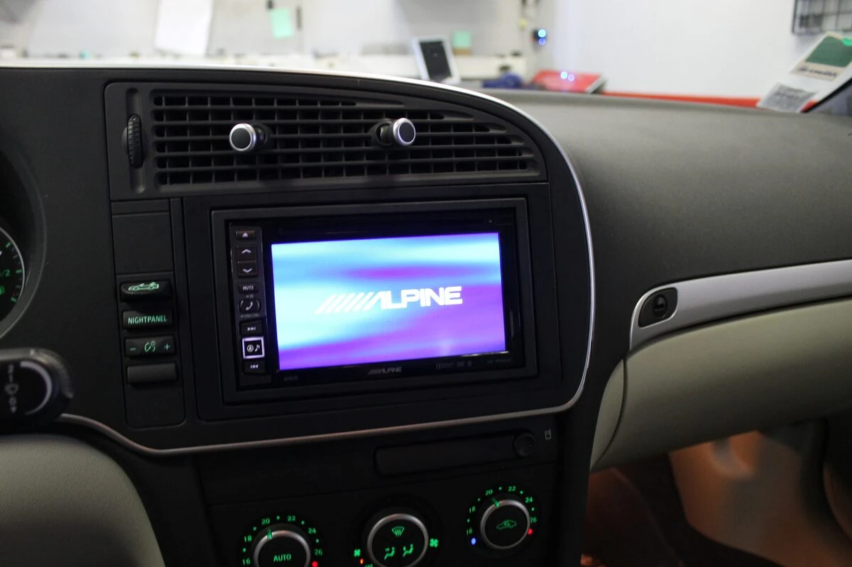Saab 9-3 cabriolet : autoradio GPS Alpine et ampli d'origine conservé