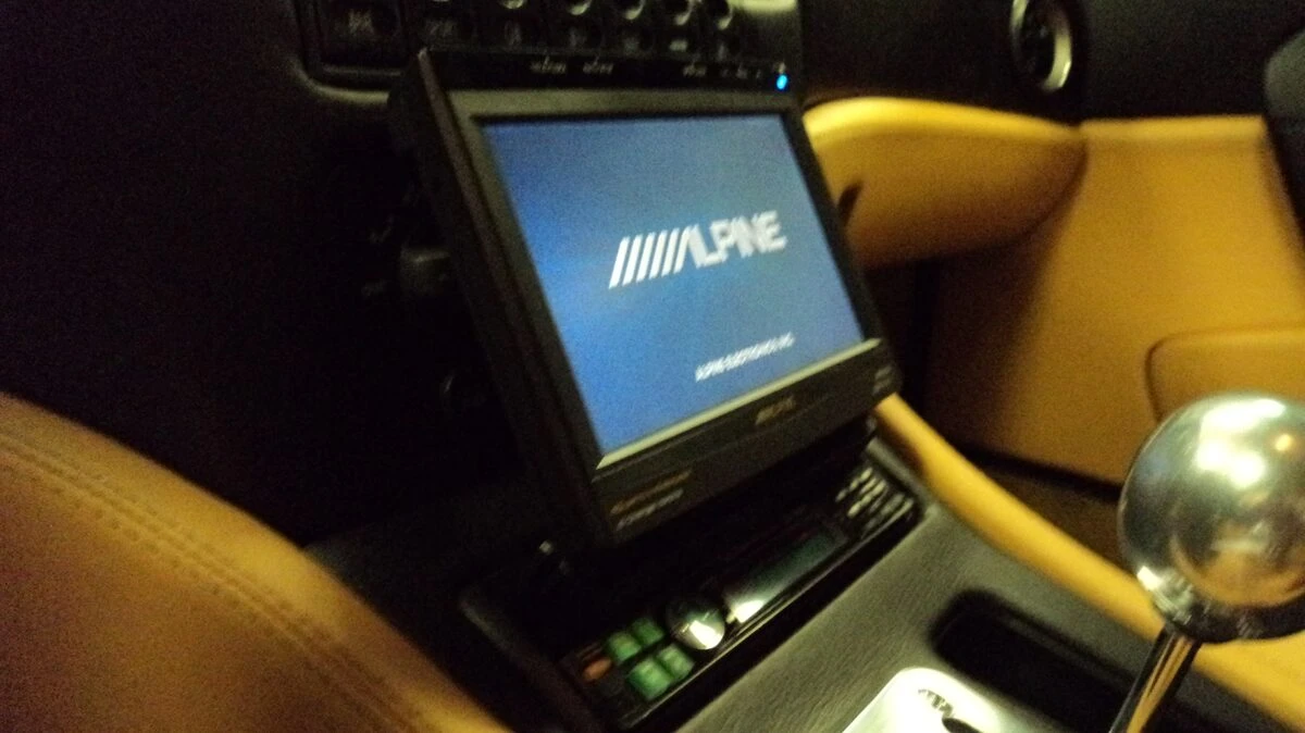 Ferrari Maranello : autoradio GPS Alpine à écran motorisé