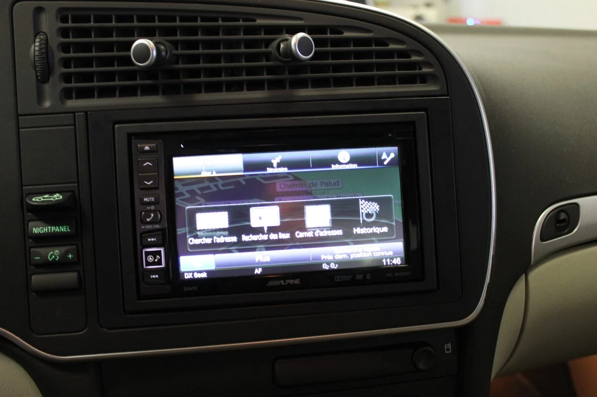 Saab 9-3 cabriolet : autoradio GPS Alpine et ampli d'origine conservé