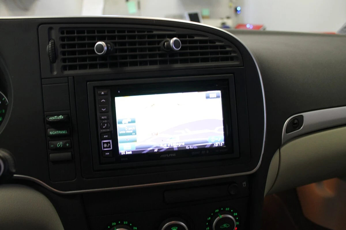 Saab 9-3 cabriolet : autoradio GPS Alpine et ampli d'origine conservé