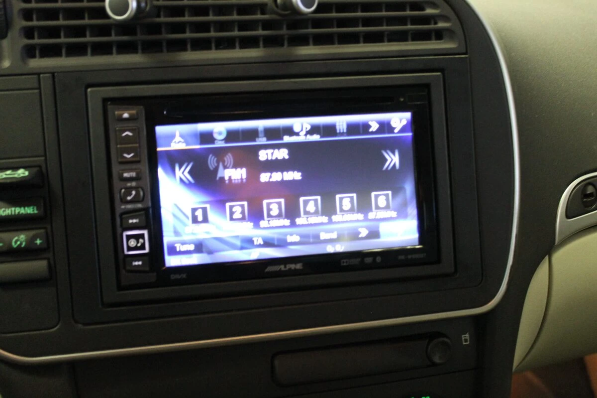 Saab 9-3 cabriolet : autoradio GPS Alpine et ampli d'origine conservé